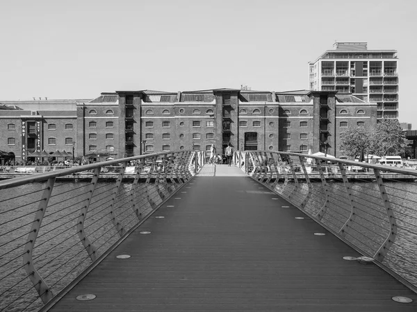 Muelle blanco y negro de las Indias Occidentales en Londres —  Fotos de Stock