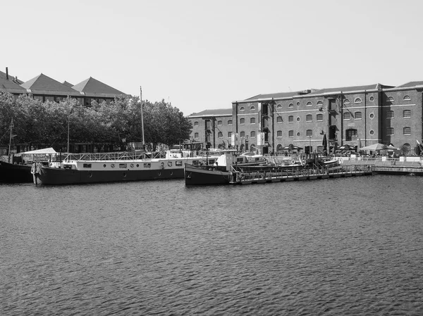 Siyah ve beyaz Batı Hindistan Quay Londra'da — Stok fotoğraf