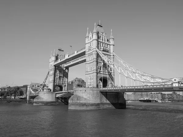 Zwarte en witte Tower Bridge in Londen — Stockfoto