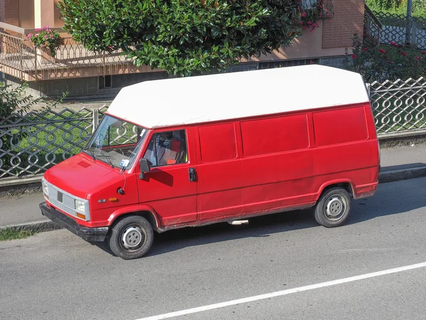 Red Fiat vrachtwagen in Milaan — Stockfoto