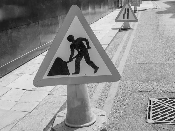 Signo de obras viales en blanco y negro — Foto de Stock