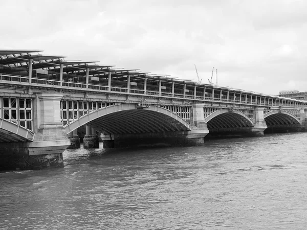 Černá a bílá Blackfriars bridge v Londýně — Stock fotografie