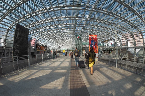 Porta susa station reisende in turin — Stockfoto