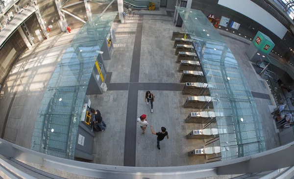 Porta Susa station reizigers in Turijn — Stockfoto