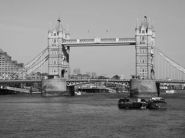 Svartvita Tower Bridge i London — Stockfoto