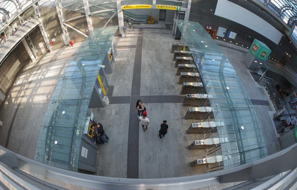 Viajeros de la estación Porta Susa en Turín —  Fotos de Stock