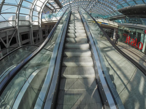 Porta susa station reisende in turin — Stockfoto