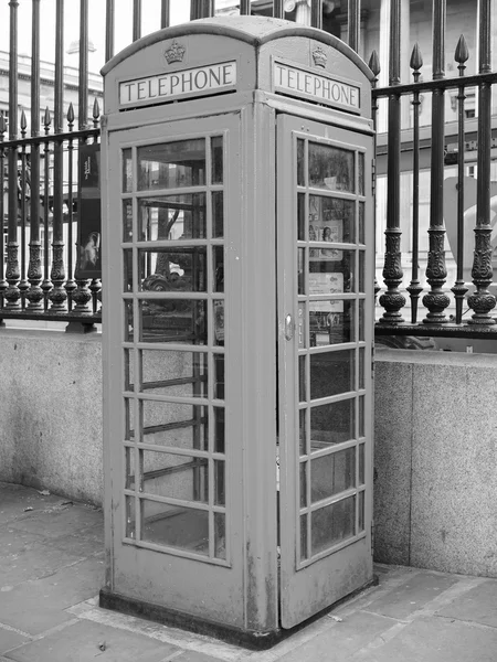 Svart och vit röd telefon box i London — Stockfoto