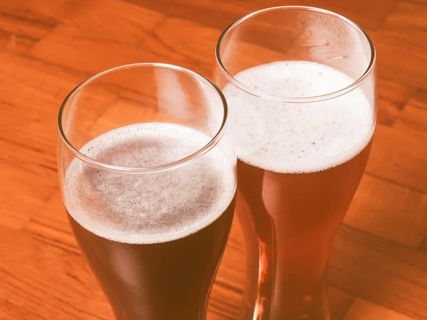 ドイツのビールを 2 杯を探してレトロ — ストック写真