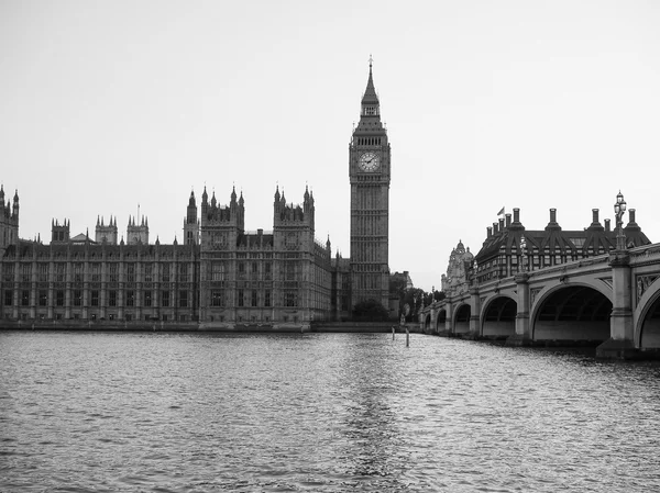Černé a bílé budovy parlamentu v Londýně — Stock fotografie