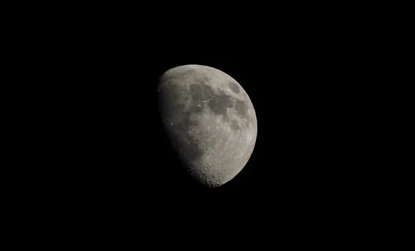 Гиббусная луна — стоковое фото