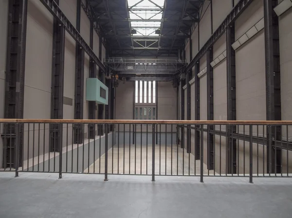 Tate Modern турбінний зал в Лондоні — стокове фото