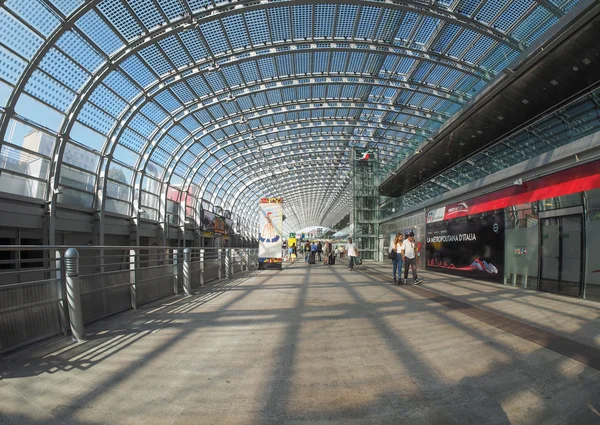 Voyageurs de la gare Porta Susa à Turin — Photo