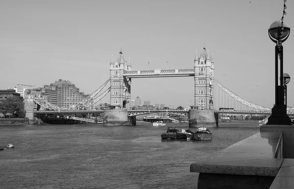 Schwarz-weiße Tower Bridge in London — Stockfoto