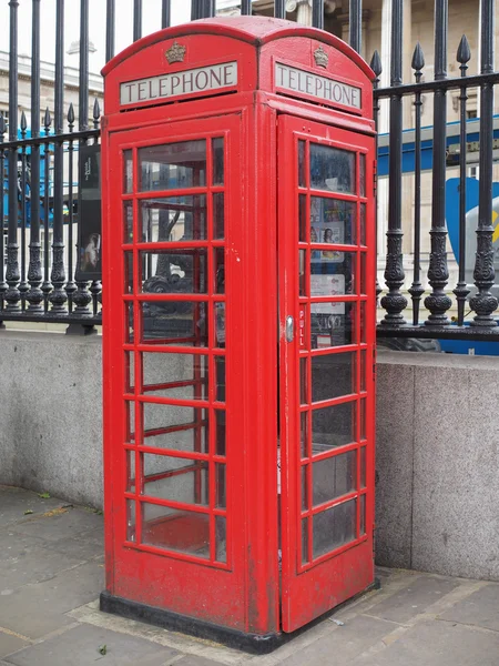 Czerwony telefon pole w Londynie — Zdjęcie stockowe