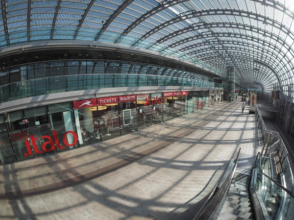 Viaggiatori della stazione Porta Susa a Torino — Foto Stock