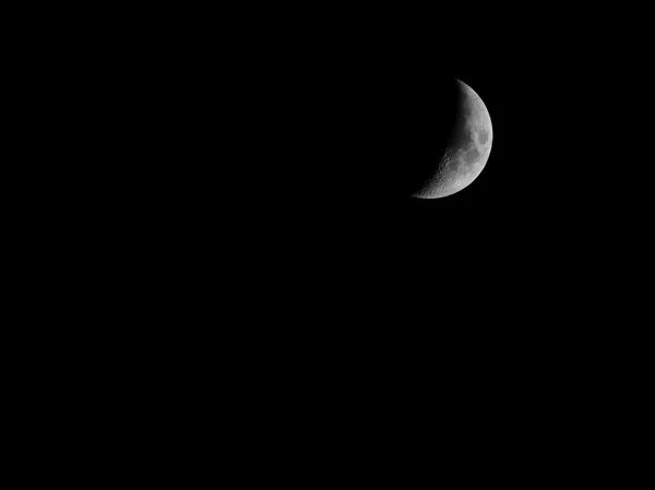 Preto e branco Primeiro trimestre de lua — Fotografia de Stock