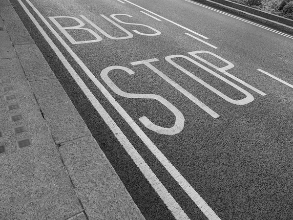Señal de parada de autobús en blanco y negro — Foto de Stock