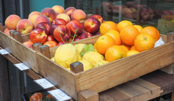 Frukt på en marknadshylla — Stockfoto