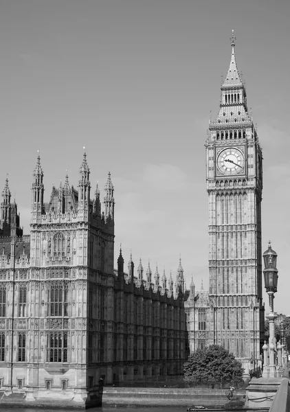 Svart och vitt Houses of Parliament i London — Stockfoto