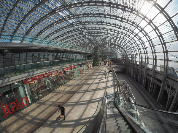 Viaggiatori della stazione Porta Susa a Torino — Foto Stock