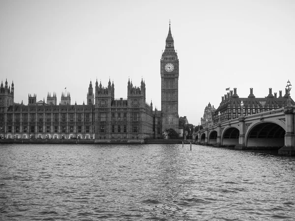 Здания парламента Великобритании в черно-белых тонах — стоковое фото