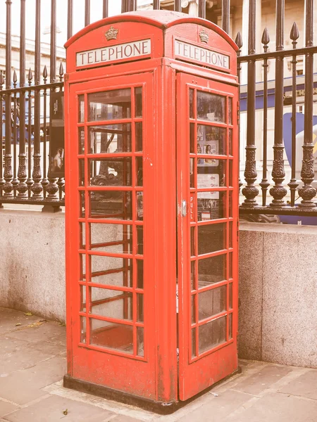 Retro mirando la cabina del teléfono rojo en Londres — Foto de Stock