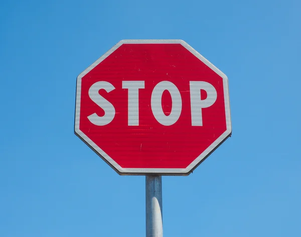 Stopbord over blauwe hemel — Stockfoto