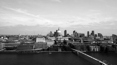 Londra'da Thames Nehri panoramik görünümü siyah beyaz