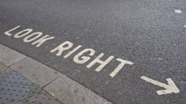 Londra sokağa doğru işaret bak