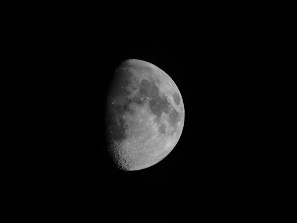 Luna gibous in bianco e nero — Foto Stock