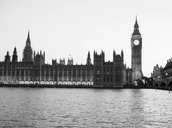 Svart och vitt Houses of Parliament i London — Stockfoto