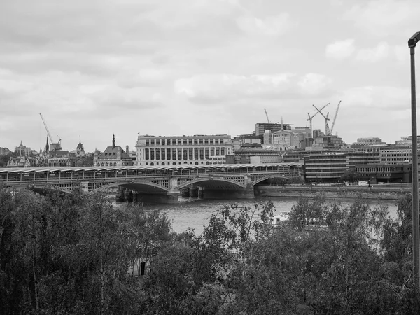 Černá a bílá Blackfriars bridge v Londýně — Stock fotografie