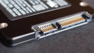 Modern bilgisayarlarda kullanılan Sata SSD Solid durum sürücüsü diski geleneksel HDD 'den daha hızlıdır