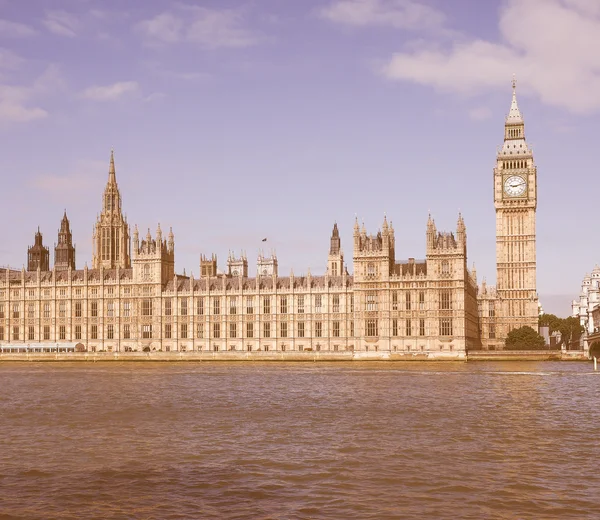 Retro buscando Casas del Parlamento en Londres — Foto de Stock