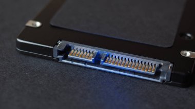 Modern bilgisayarlarda kullanılan Sata SSD Solid durum sürücüsü diski geleneksel HDD 'den daha hızlıdır