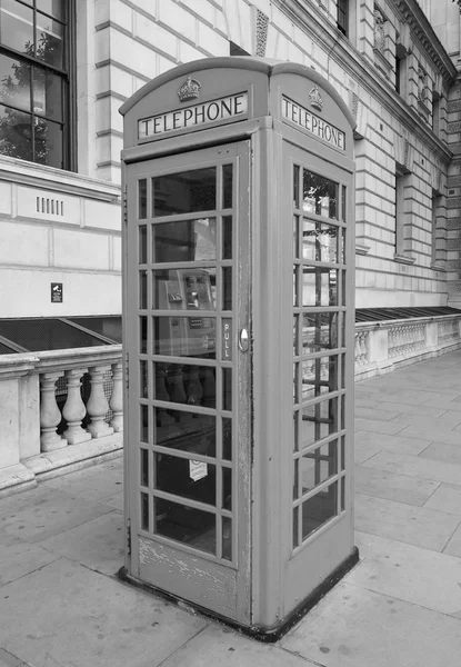 Caja de teléfono roja en blanco y negro en Londres —  Fotos de Stock