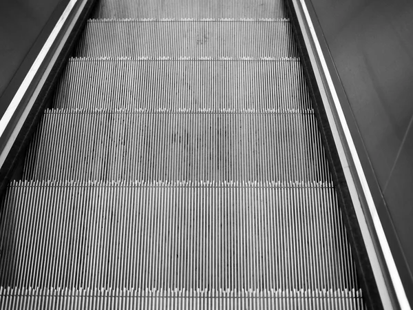 Μαύρο και άσπρο Escalator σκάλα — Φωτογραφία Αρχείου