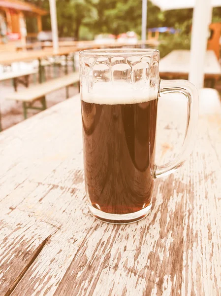 Retro olhando cerveja escura — Fotografia de Stock
