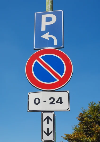 Nenhum sinal de estacionamento sobre o céu azul — Fotografia de Stock