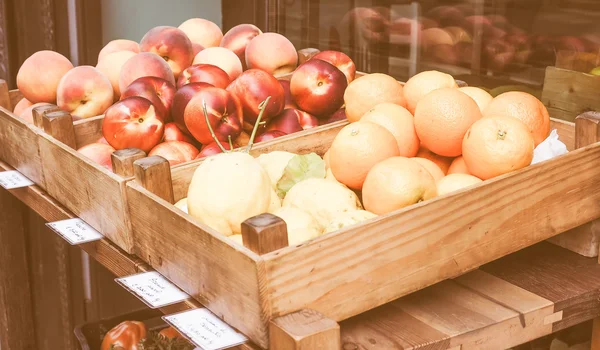 Retro söker frukt på en marknad hylla — Stockfoto
