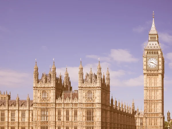 Retro buscando Casas del Parlamento en Londres —  Fotos de Stock