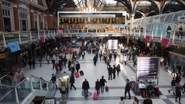 Reizigers op Liverpool Street Station — Stockvideo