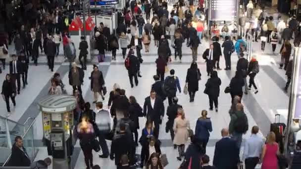 Reizigers op Liverpool Street Station — Stockvideo