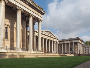 Turistler Londra'da British Museum'da