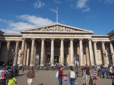 Turistler Londra'da British Museum'da