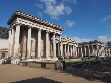 Turistler Londra'da British Museum'da