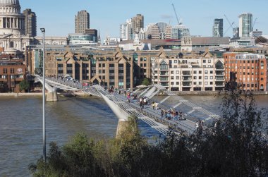 Londra 'daki Milenyum Köprüsü