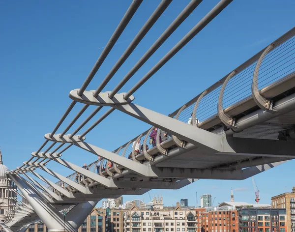 Millenniumsbrücke in London — Stockfoto