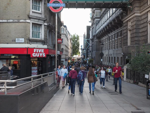 Tourists visiting London — Stock Photo, Image